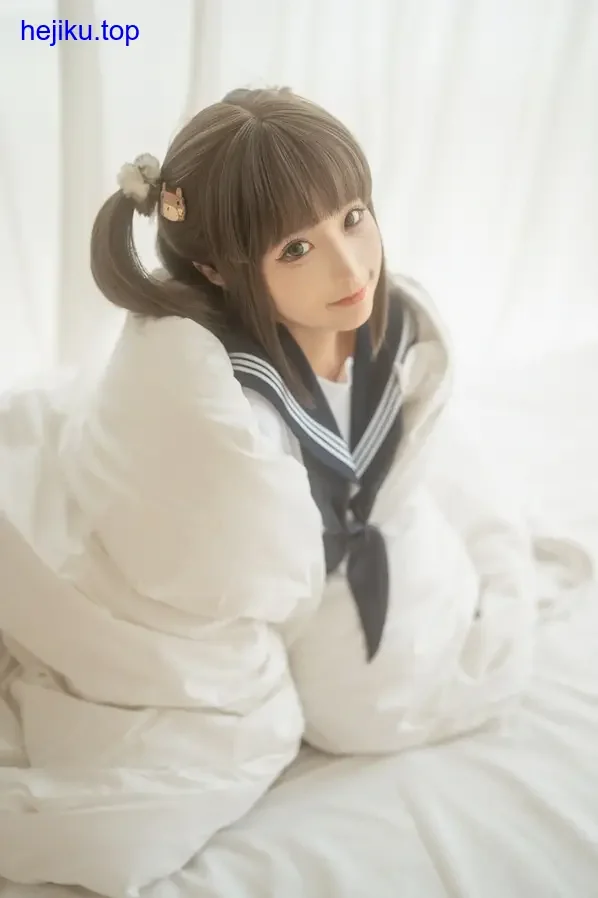 蠢沫沫脸上贴着创可贴扮演战神风格角色，眼神凌厉且充满力量感