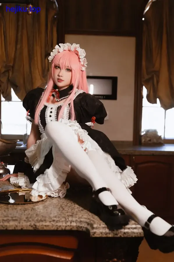 小龙虾主题cos全身造型，服装细节模仿龙虾外壳纹理，道具设计独特