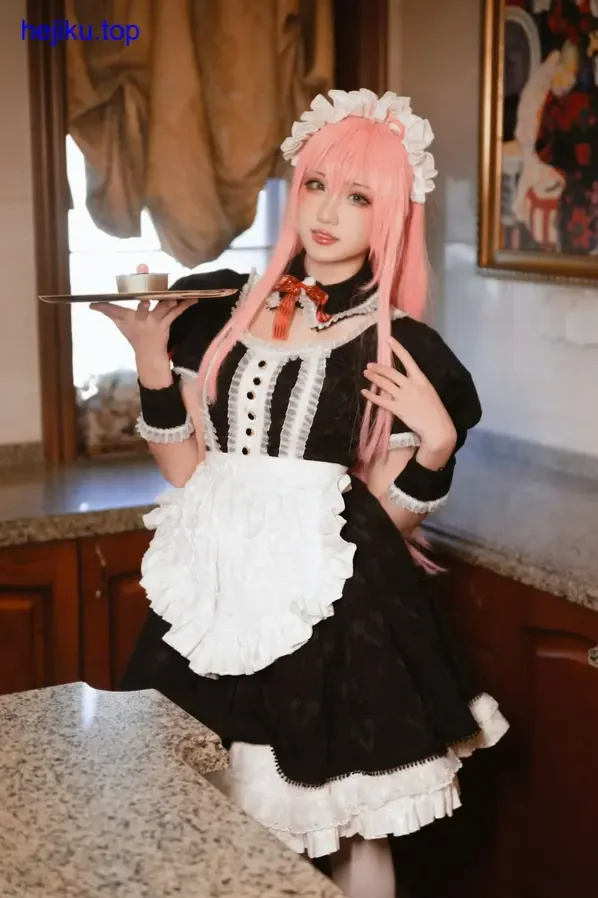 coser做出战斗姿态，龙虾钳道具和暗红色背景营造出奇幻氛围