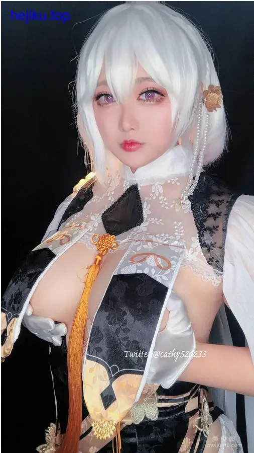 椒妮佐仁全身奶牛装扮