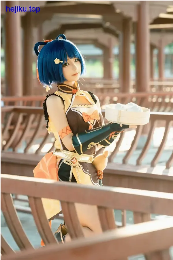 蠢沫沫特写镜头下创可贴与角色妆容融合，展现出一种带伤的倔强美感