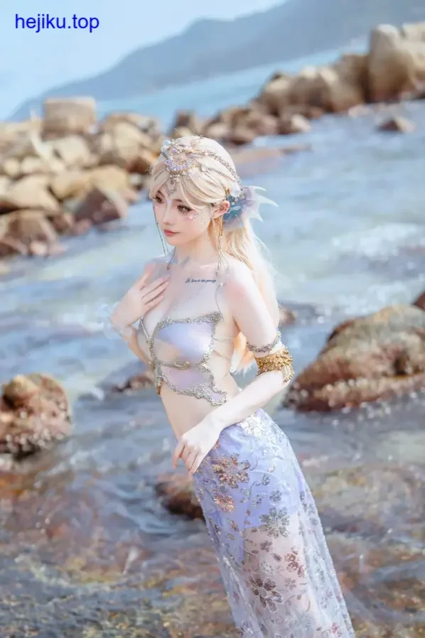 桃良阿宅-施工队小助手戴安全帽看图纸全身