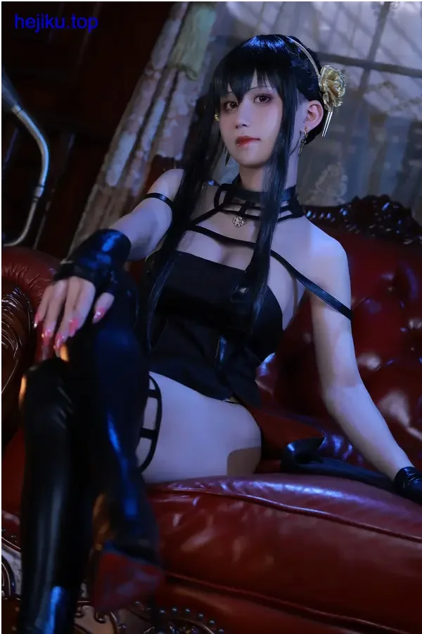 桜满三时身穿改良和服站在木质建筑前，阳光透过树叶洒下斑驳光影，神态安静温婉