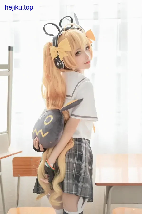 蠢沫沫无创可贴图集创可贴贴小臂内侧低头眼神向下