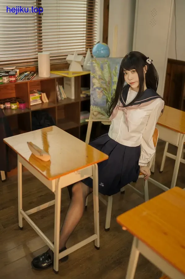 安食Ajiki扮演角色全身照，服装色彩浓郁且细节层次分明