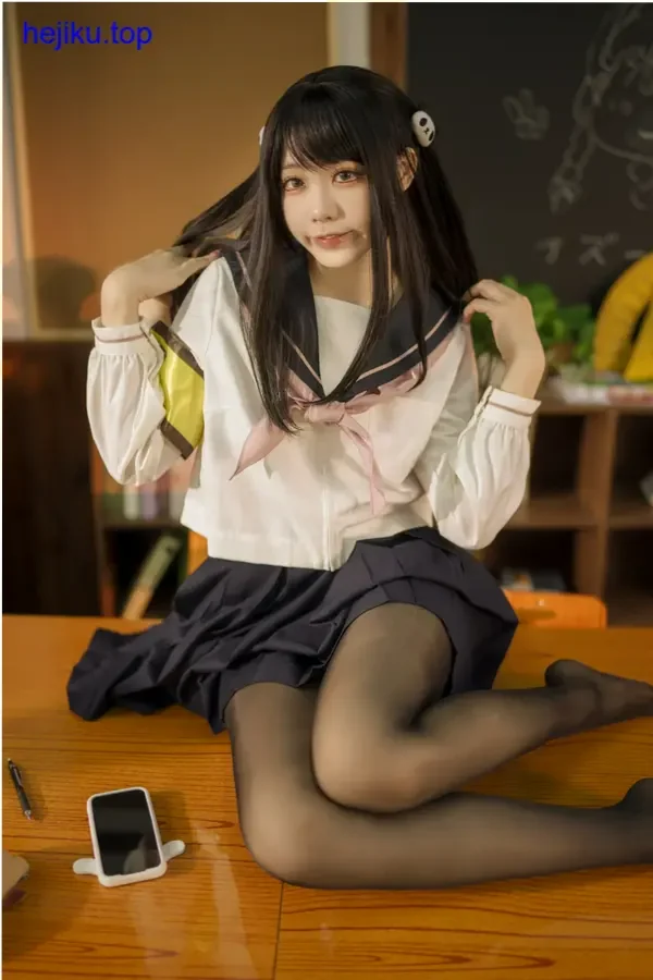 安食Ajiki侧身回眸造型，表情管理精准贴合角色性格