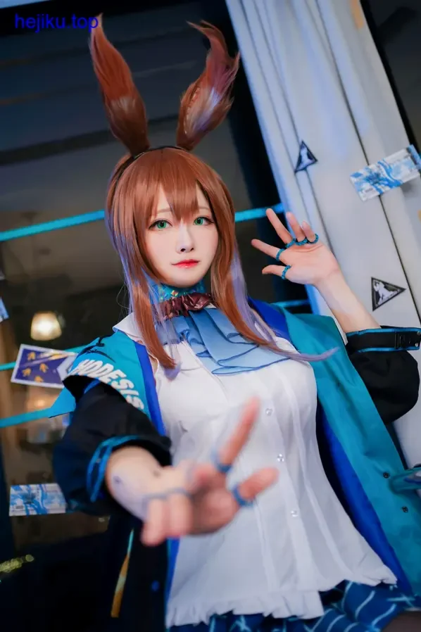 arty亚缇身着最终幻想风格战袍，手持道具姿态充满叙事感