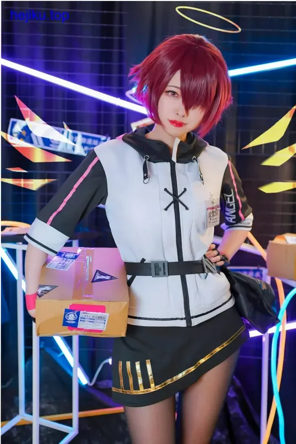 arty亚缇-鬼灭之刃栗花落香奈乎双手垂放与观察眼神