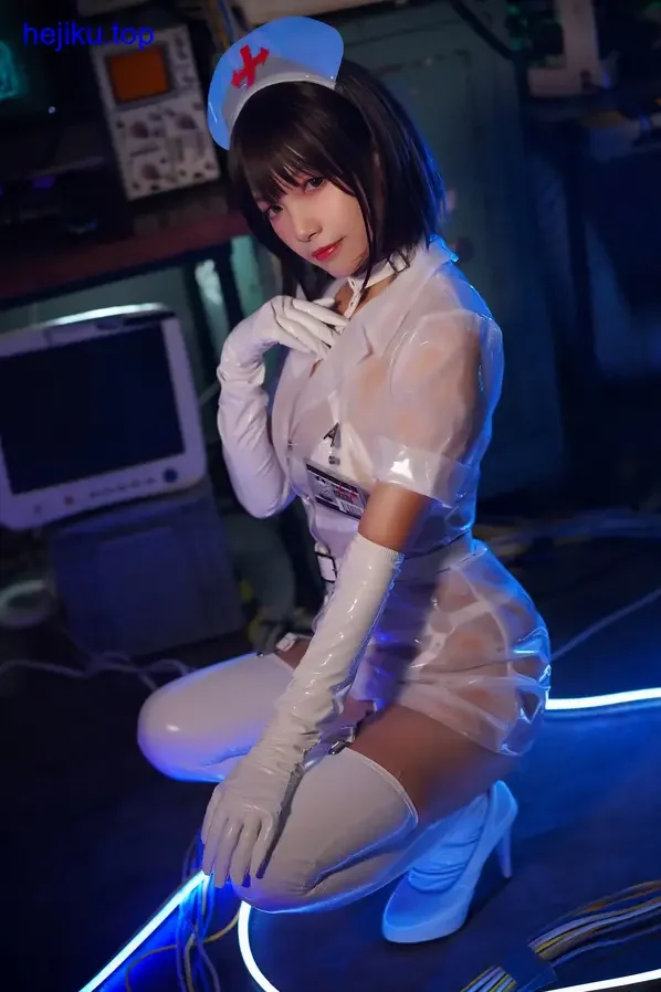 Neko薇薇蹲在窗台歪头看镜头，猫耳装饰与自然光融合，神态天真